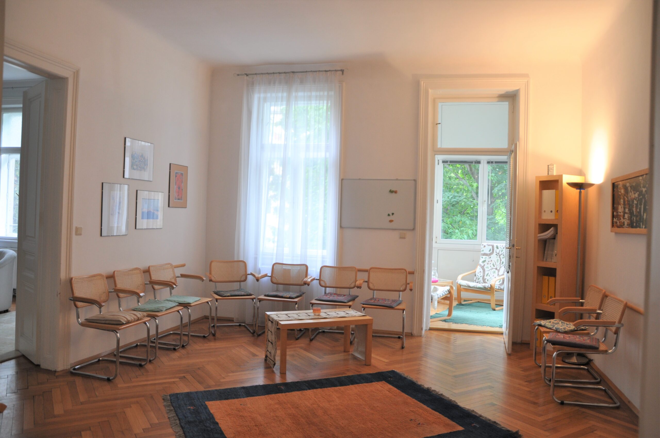 Gruppenraum in Wien für Hypnose Ausbildungen und Seminare mit mehreren Sitzplätzen