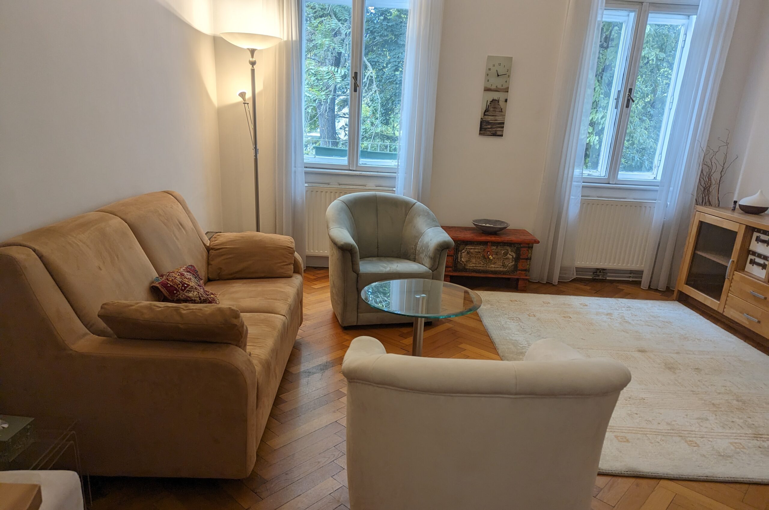 Gemütlicher Praxisraum für Hypnose Wien mit Sofa und Sesseln für Gespräche vor der Sitzung