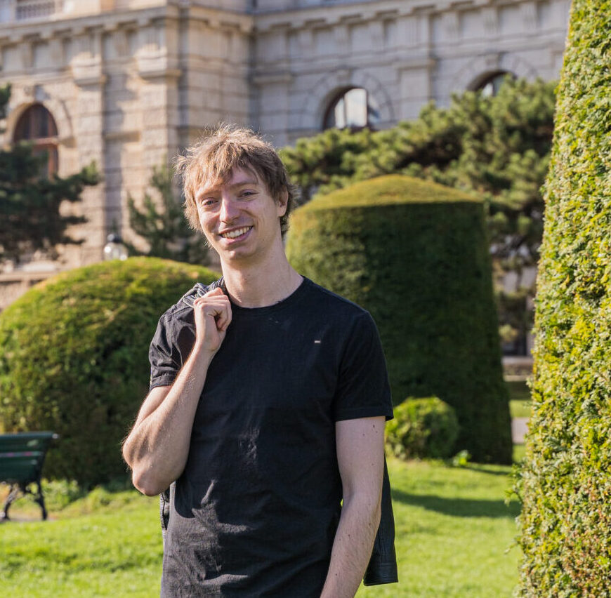 Fabian Drexler – zertifizierter Hypnotiseur in Wien bei einem Spaziergang im Park